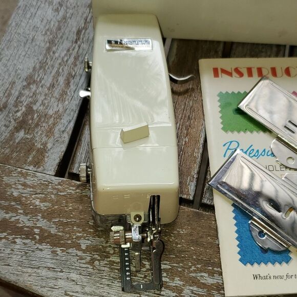 1973 Singer Professional Buttonholer for Slant Needle Zig Zag sewing machines - Picture 4 of 8